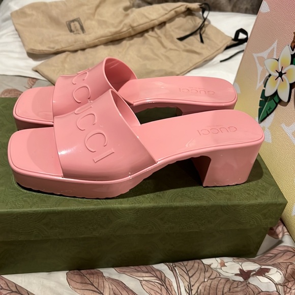 Gucci light pink rubber sandals - Picture 2 of 7